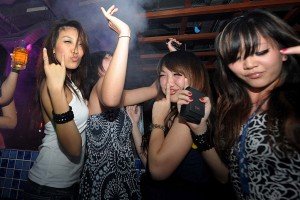 Feiern die Frauen in Singapur lieber, als sich der Familienplanung zu widmen