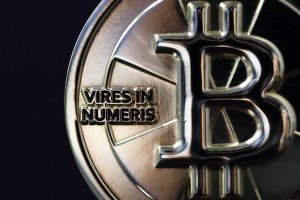 Eine 25-Bitcoin-Muenze als Symbol. In Wirklichkeit besteht das digitale Geld nur aus Daten