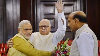 Spitzenpolitiker der hinduistischen Nationalisten Bharatiya Janata Party (BJP) Narendra Modi (links) umarmt seinen Parteikollegen Lal Krishna Advani.
