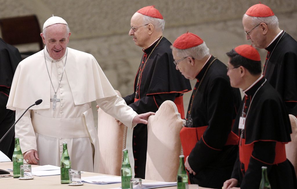 Il Santo Padre Papa Francesco nell' Aula Paolo VI durante la commemorazione del 50/mo anniversario dellistituzione del Sinodo dei Vescovi, Roma 17 Ottobre 2015. Pope Francis arrives in the Paul VI hall at the Vatican for a meeting marking the 50th anniversary of the creation of the Synod of Bishops, Vatican, Oct. 17, 2015. ANSA/GIUSEPPE LAMI