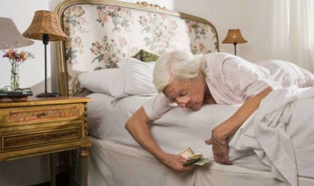 Alte Dame versteckt Bargeld unter der Matratze